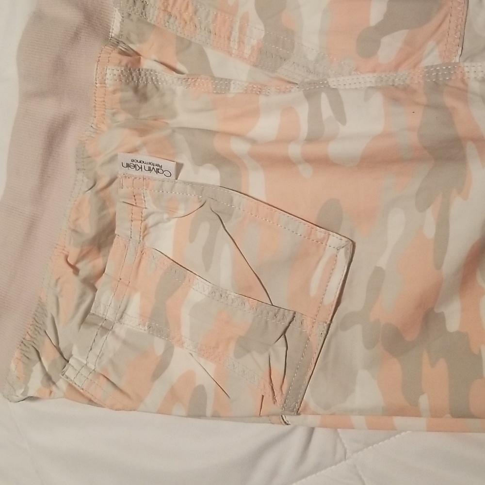 Women's Calvin Klein  Fatigue Shorts; Khaki Peach and Beige; Size Large - Picture 10 of 11